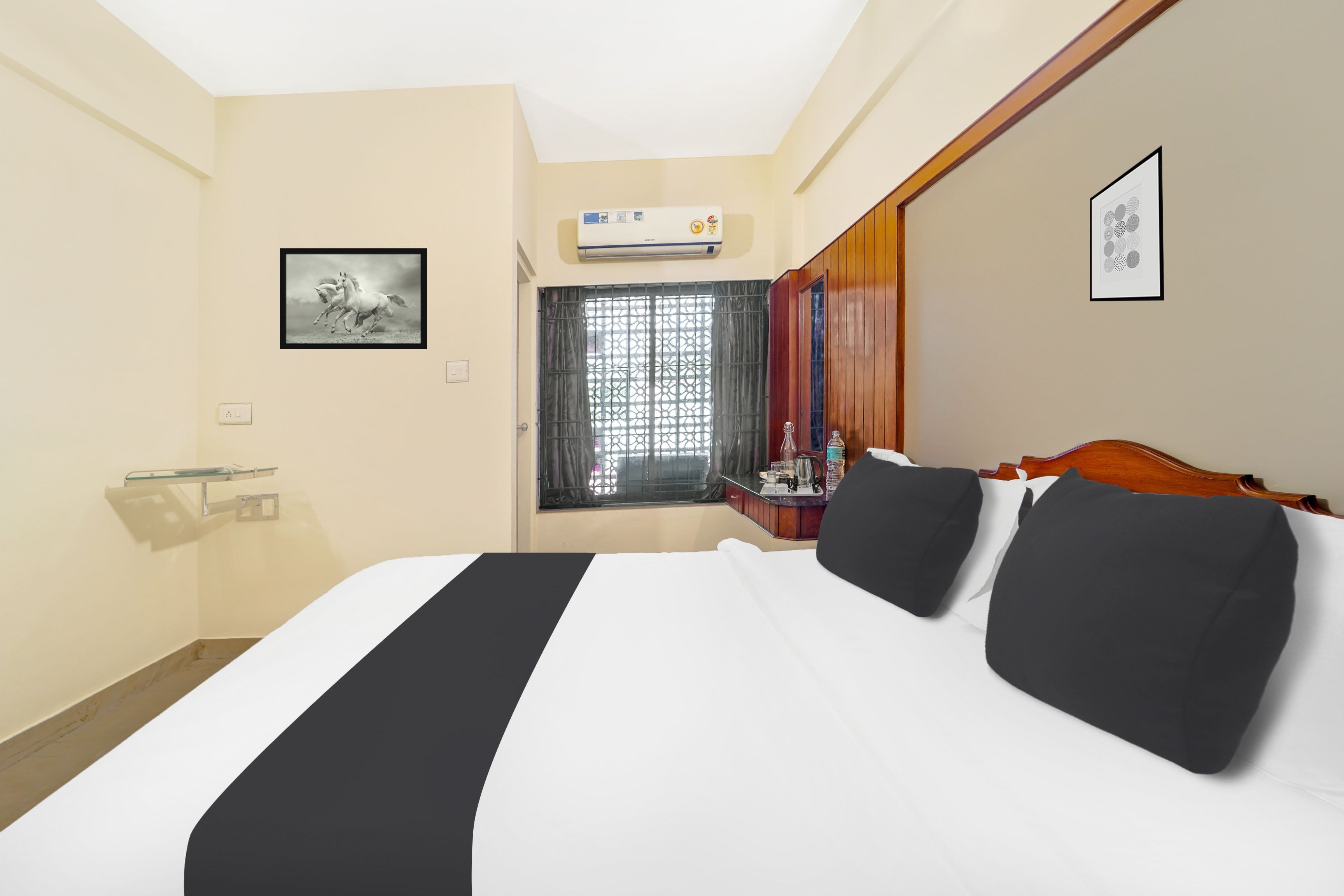 Super Hotel O Broadway Ernakulam - Tap to explore photos