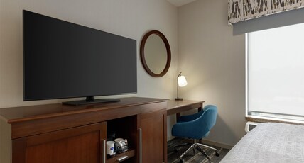 Hampton Inn & Suites by Hilton Pittsburgh/Harmarville Room Type - 1 QUEEN W FRIDGE NOSMOK