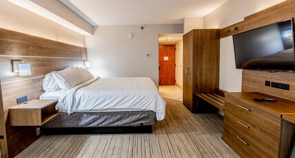 Holiday Inn Express INDIANAPOLIS SOUTH  Room Type - 1 King Bed Standard Sofa Bed