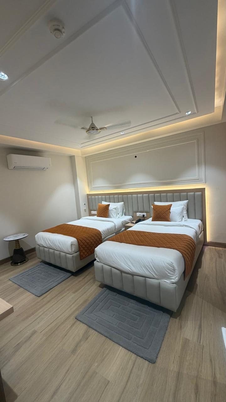 Hotel Arshiv - Tap to explore photos