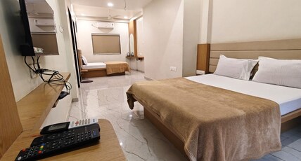 Hotel Sai Pratham Room Type - Deluxe Family Four Bed AC