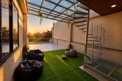 Villa Vista: Luxury 3BHK Villa with Private Jacuzzi & Penthouse for Groups