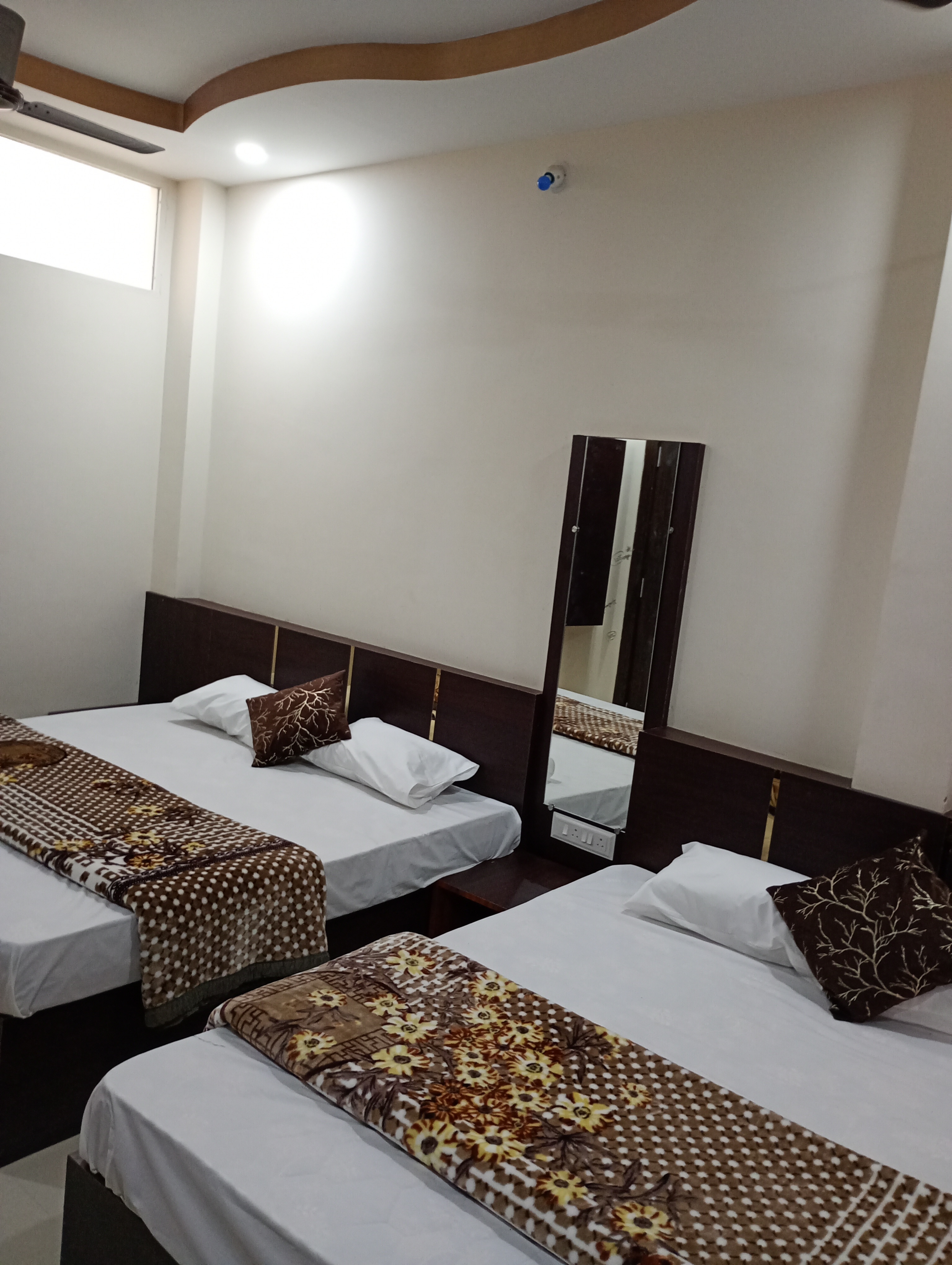 Hotel Barsana palace (Near Mahakal Temple) - Tap to explore photos