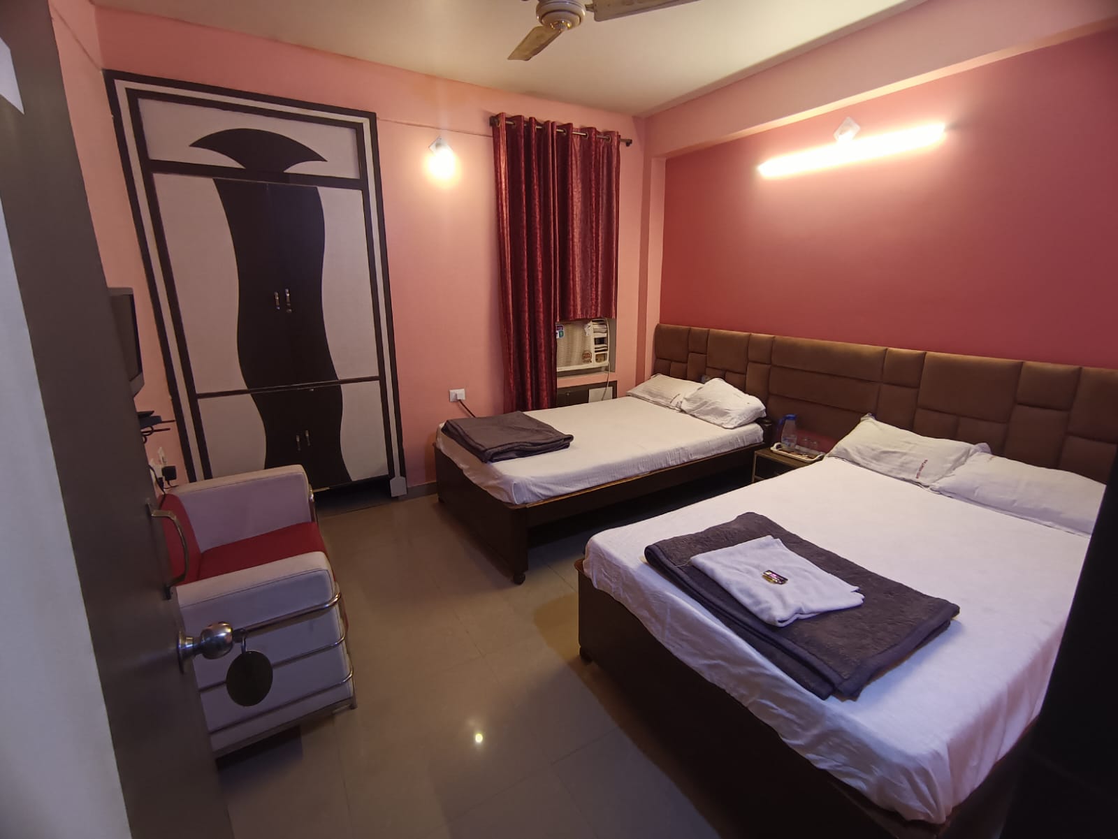 Hotel Viraat Inn - Tap to explore photos