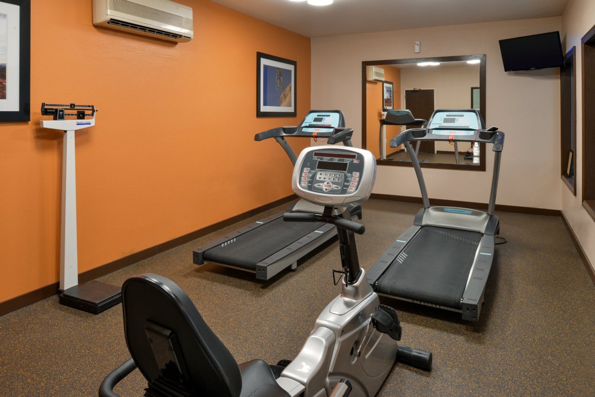 Holiday Inn Express & Suites KINGMAN - Tap to explore photos