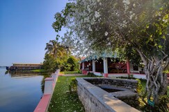 Canoe Ville - Lakeside Stay