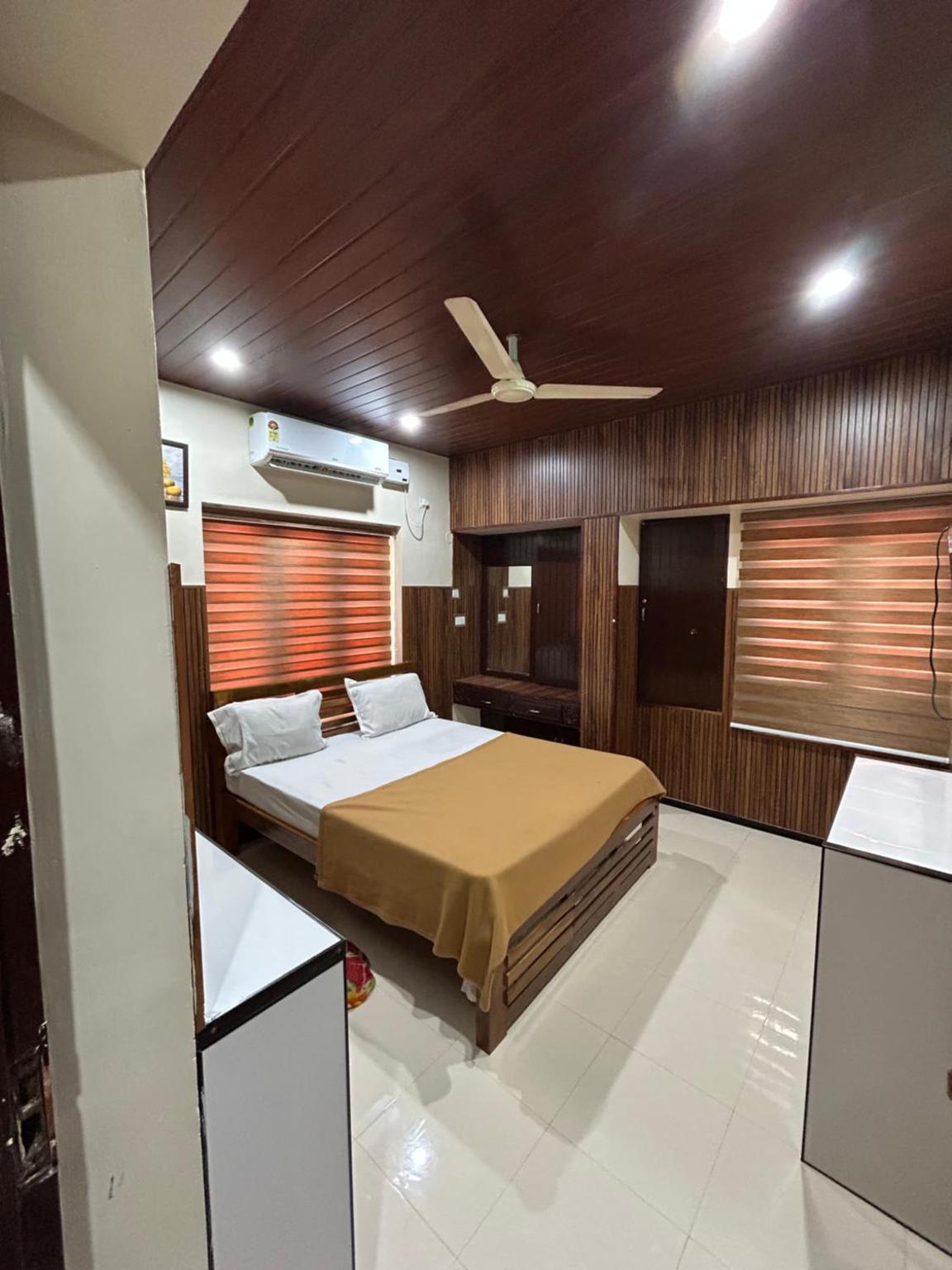 Sree Maheshwar Rooms - Tap to explore photos
