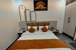 The Golden Way Hotel