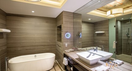 Crowne Plaza Hefei, an IHG Hotel Room Type - 1 King Premium Corner Room Smoking