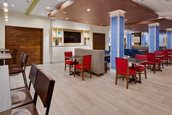 Holiday Inn Express & Suites LATTA