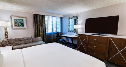 DoubleTree by Hilton Madison Room Type - 1 KING HEARING ACC FRIDGE