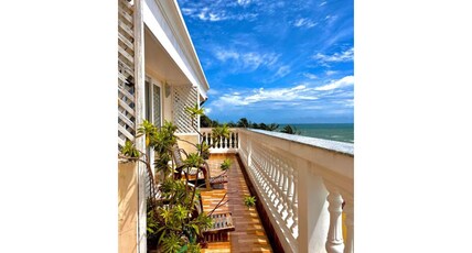 Phuong Binh House Room Type - Deluxe Double Room with Sea View