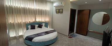 Hotel Millennium, Anand