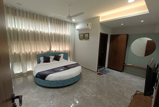 Hotel Millennium, Anand