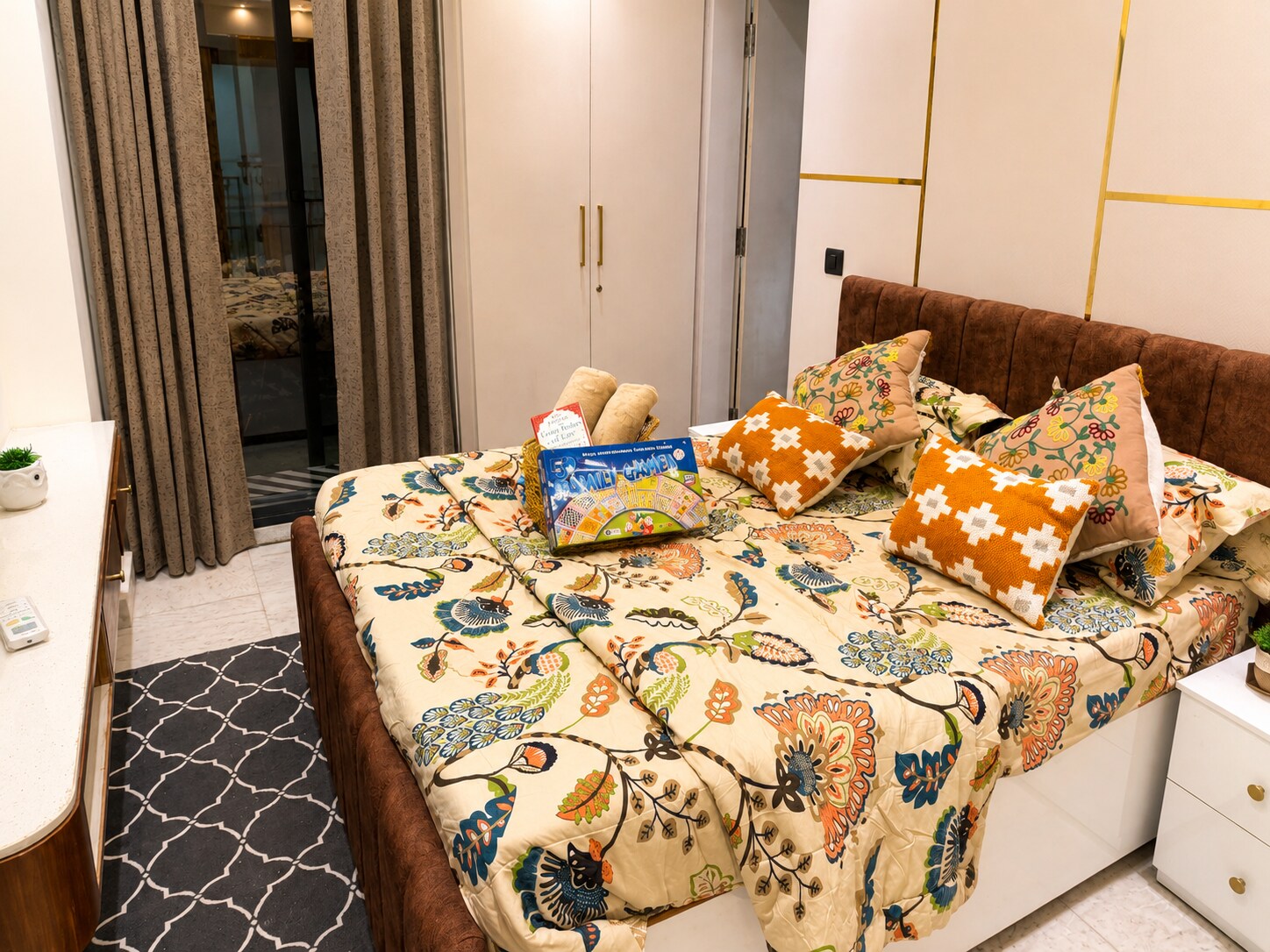 Cozy Cove Luxe Stay Near Medanta - Tap to explore photos