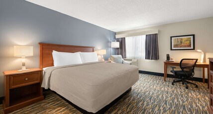 Best Western Inn Room Type - Accessible - 1 King, Mobility Accessible, Bathtub, First Floor, Microwave And Refrigerator, Wi-Fi, N Best Western Inn Room Type - Accessible - 1 King, Mobility Accessible, Bathtub, First Floor, Microwave And Refrigerator, Wi-Fi, N