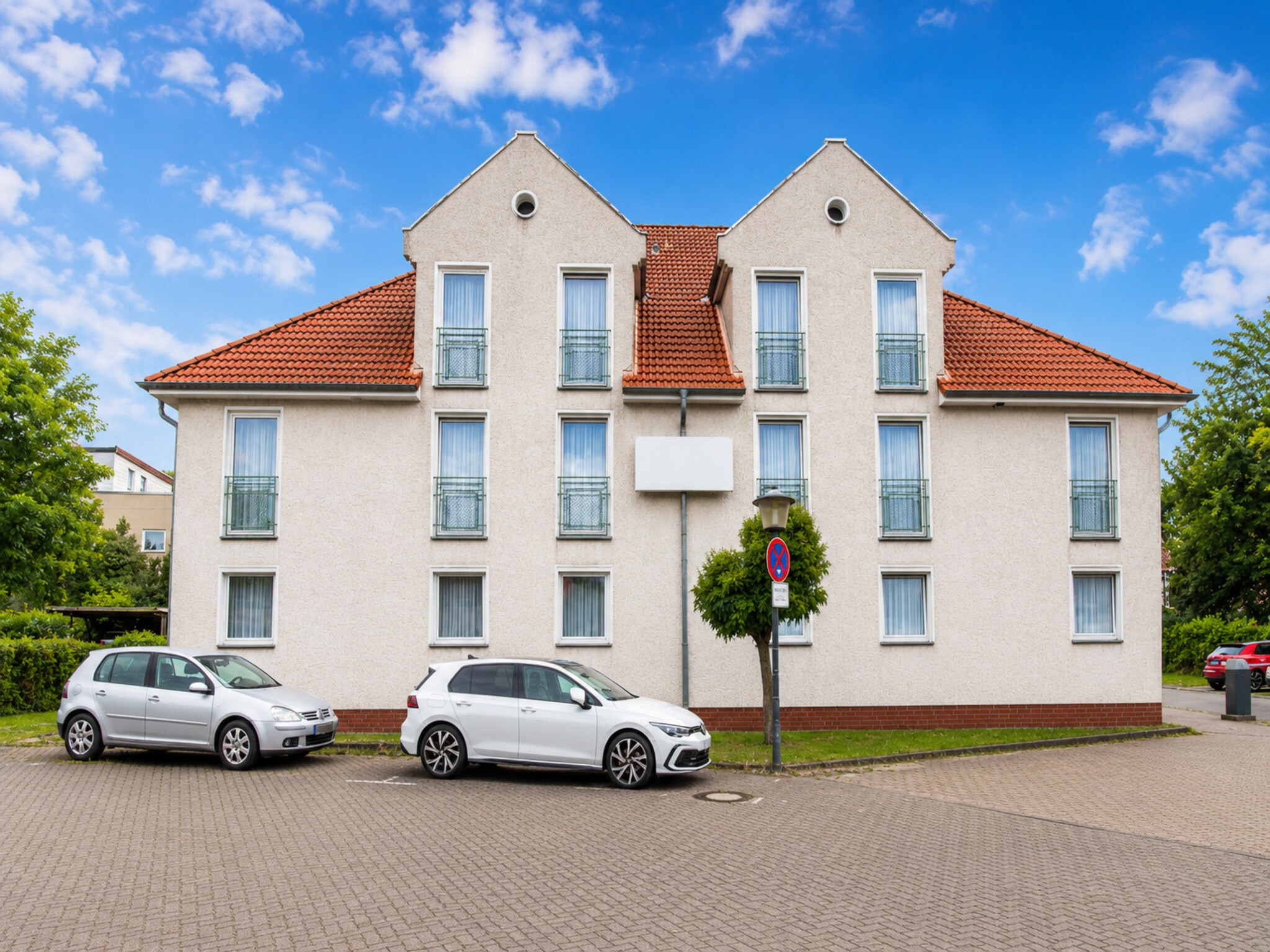 Wolfsburg Fallersleben Hotel by Belvilla - Tap to explore photos
