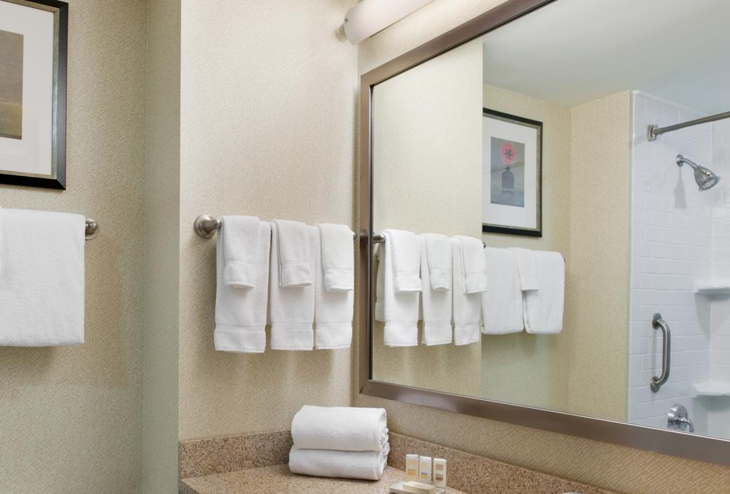 Courtyard by Marriott New York Manhattan/Upper East Side - Tap to explore photos
