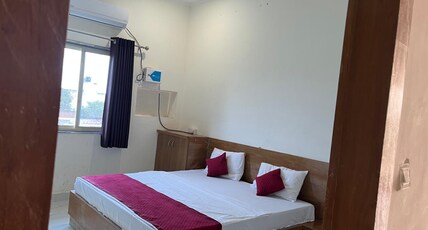 Ladlee Palace Room Type - Deluxe Double Bed AC