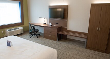 Holiday Inn Express & Suites WARSAW Room Type - 2 Queen Standard Mobility Accessible Tub