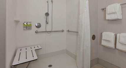 Holiday Inn Express & Suites EAU CLAIRE WEST I-94 Room Type - 1 King Standard Communications Mobility Accessible