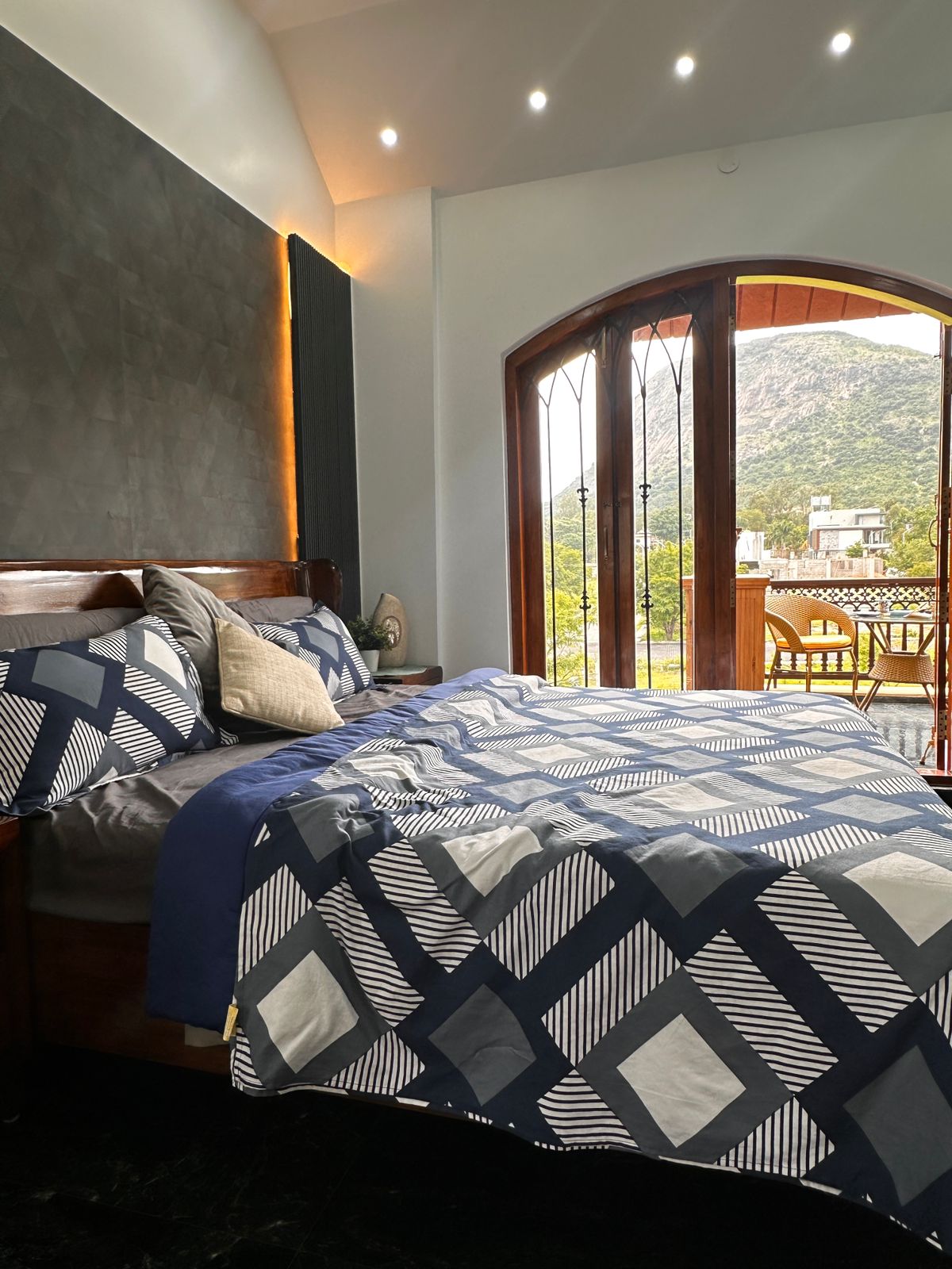 MiaMadre - Tap to explore photos