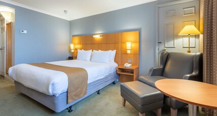 Holiday Inn London - Sutton Room Type - 1 Queen Premium High Floor Holiday Inn London - Sutton Room Type - 1 Queen Premium High Floor