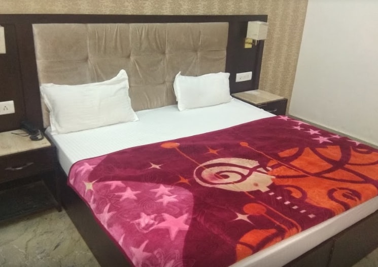 Hotel Globe - Tap to explore photos