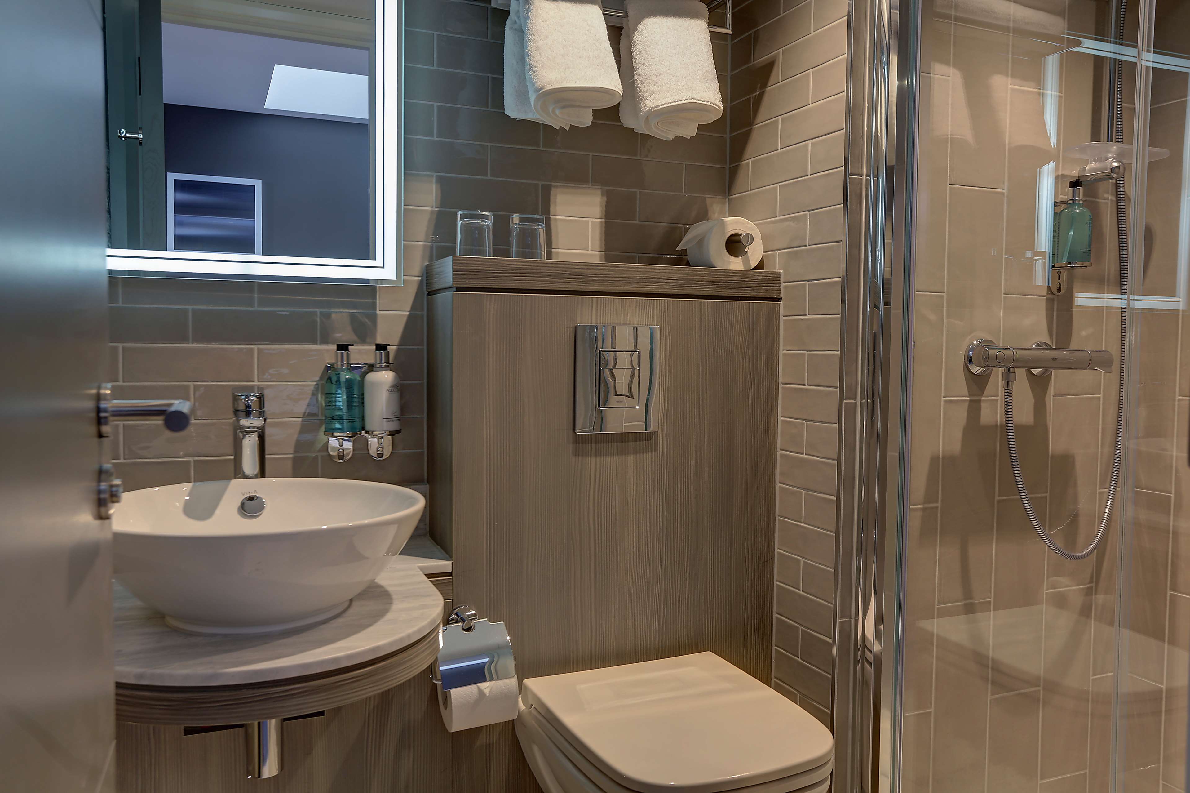 Best Western Plus Vauxhall Hotel - Tap to explore photos