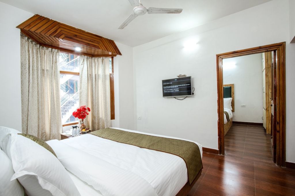 Hotel Rosewood - Near Mall Road - Tap to explore photos