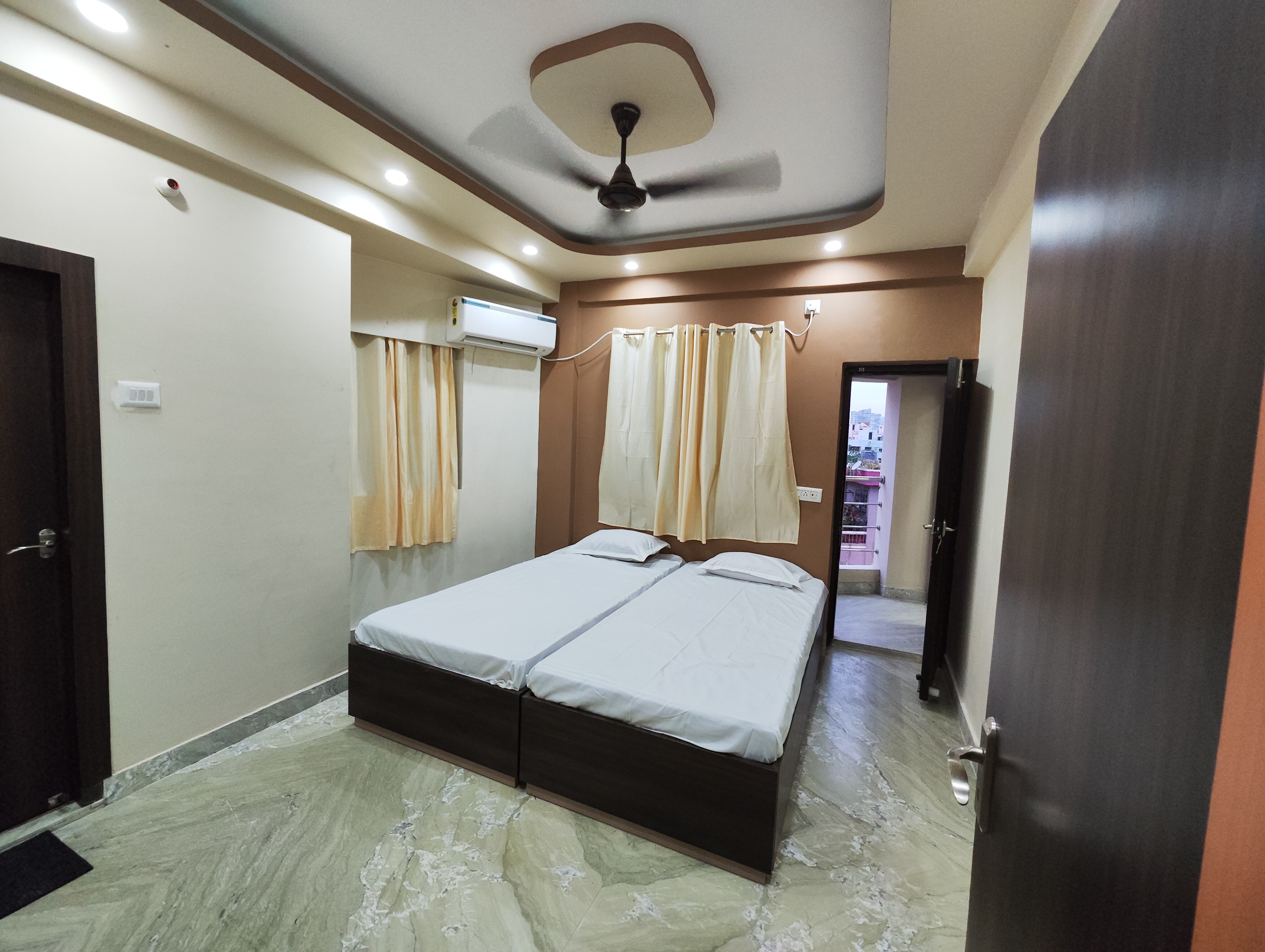 Luxury 2BHK 10 mins from Acropolis Mall Kasba - Tap to explore photos