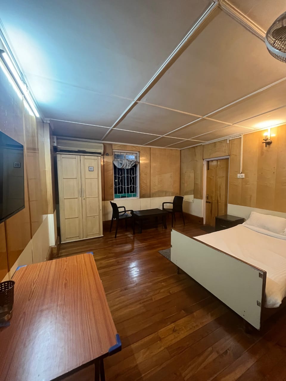Shelter Inn Rooftop Rooms - Tap to explore photos