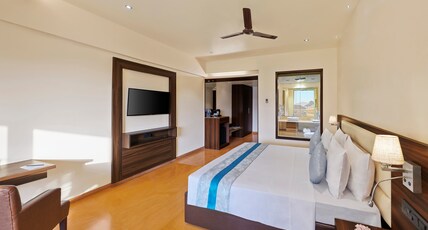 Tropical Retreat by Zuper Room Type - Azalea Room