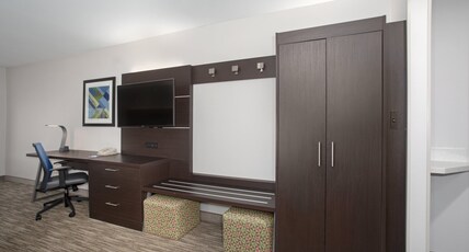 Holiday Inn Express Hotel & Suites Longmont (Pet-friendly) Room Type - 2 Queen Beds Standard Comm Access Tub