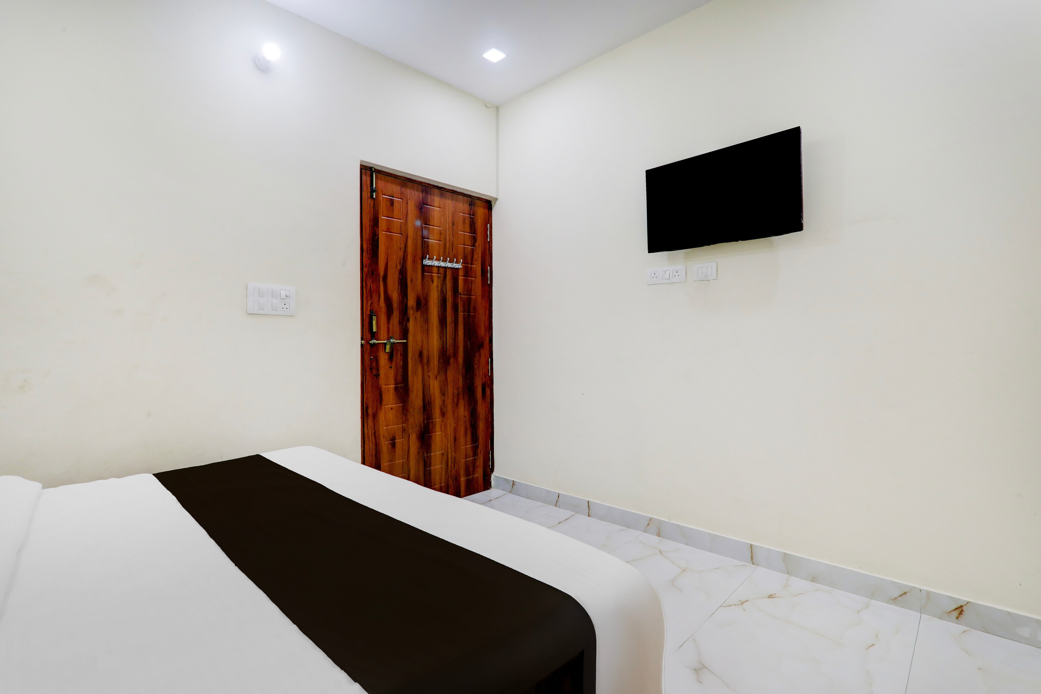 Super Hotel O IIM Road Lucknow - Tap to explore photos