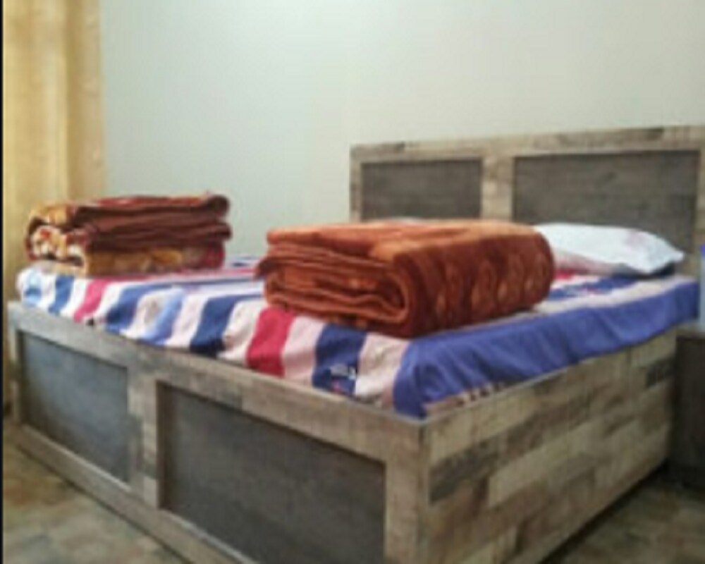 Hotel Crown - Tap to explore photos