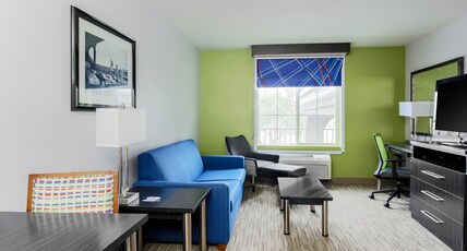Holiday Inn Express Lancaster, an IHG Hotel Room Type - 1 King Bed Suite