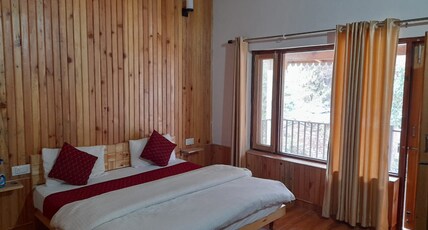 Wooden Umbrella Room Type - king room with mountain view