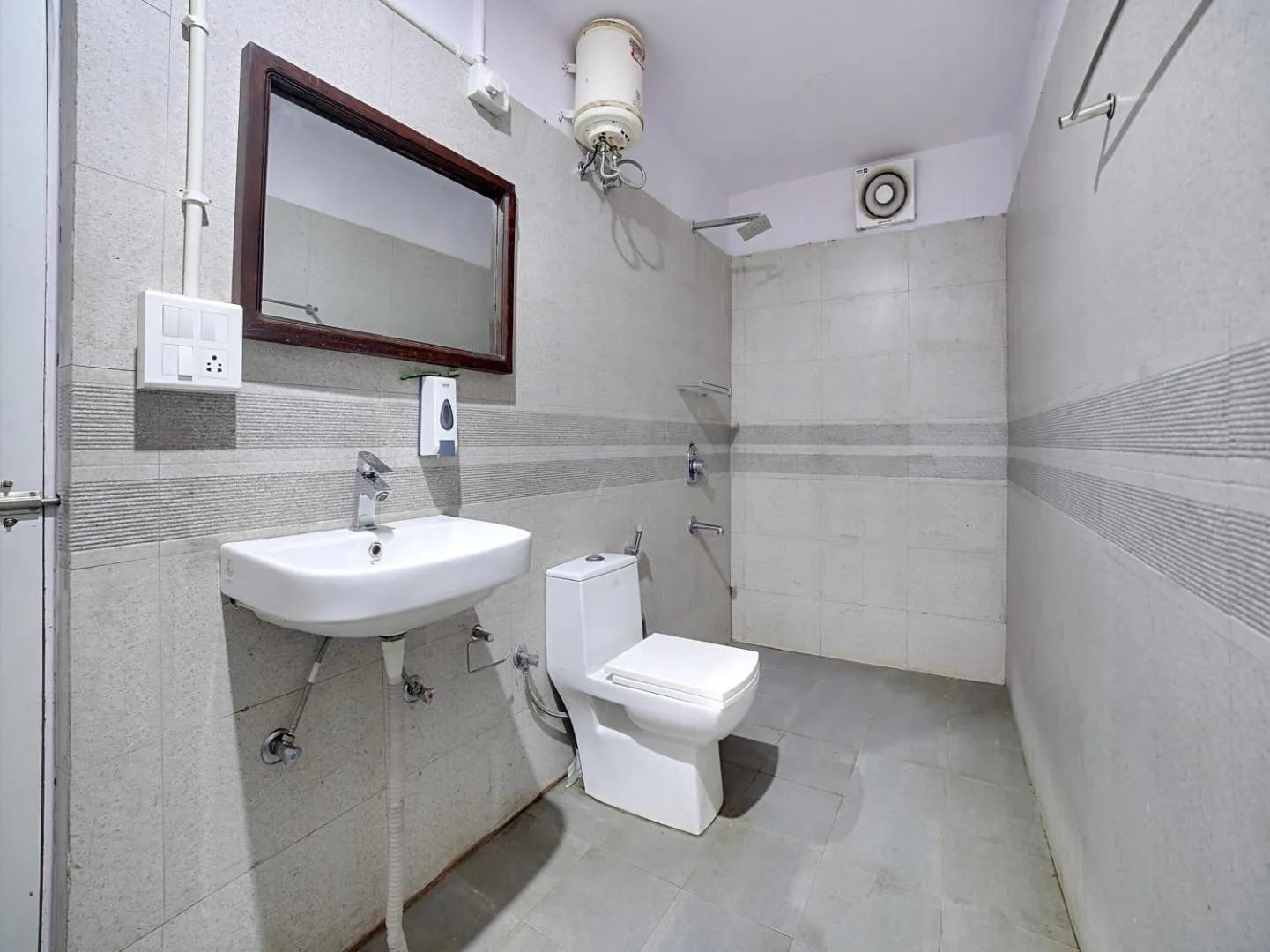 Private farm stay in Gurgaon 6 bhk - Tap to explore photos