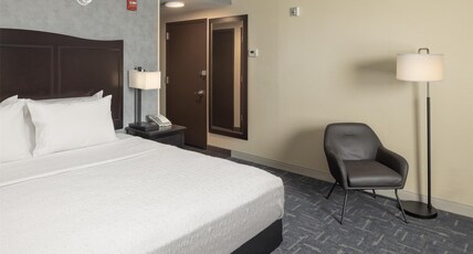 Hampton Inn by Hilton Lewiston-Auburn Room Type - 1 KNG HEARING ACC NOSMOK