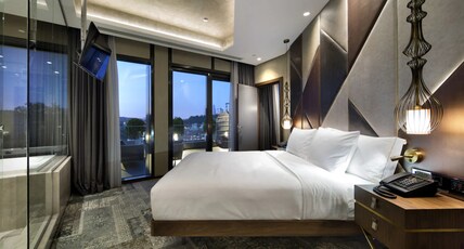 Double Tree by Hilton Hotel Istanbul Piyalepasa Room Type - KING ONE BEDRM STE TERRACE