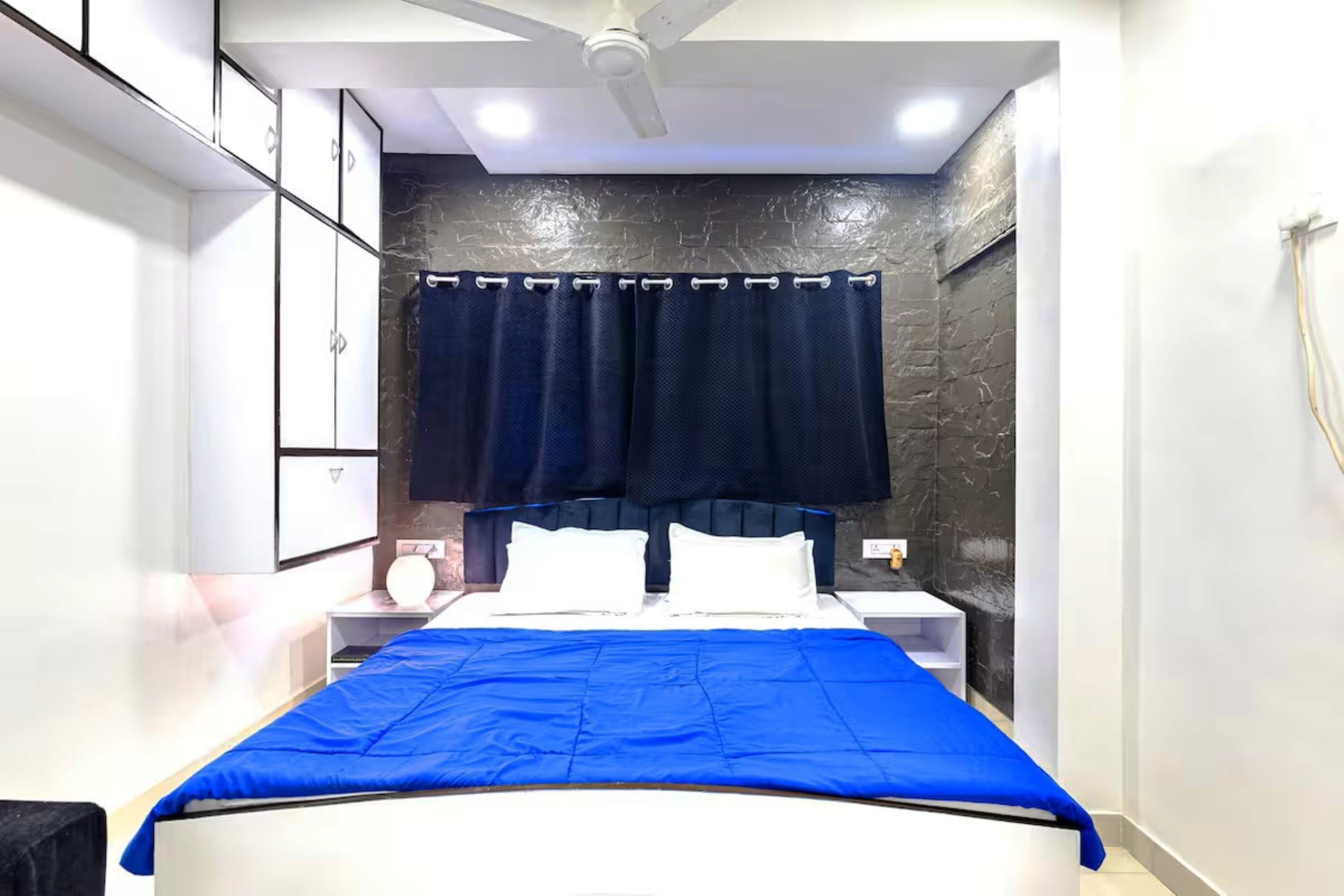 Modern, Spacious 1Bedroom Apt in Bandra - Tap to explore photos