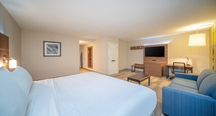 Holiday Inn Express PRINCE FREDERICK Room Type - 1 King Suite