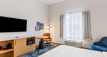 Hampton Inn St Ignace Lakefront Mackinac Room Type - 1 KING MICROWV FRIDGE