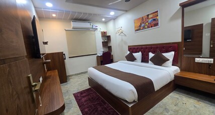 Hotel Vindhya Ganga Inn Room Type - Premium Deluxe Double Bed Room With Front Window