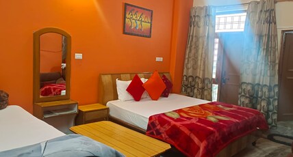 Hotel Shiv Palace Room Type - Triple sharing Deluxe room (Lake view + Balcony)