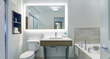 Holiday Inn Express WHITBY OSHAWA Room Type - 1 King Suite Addl Living Area Jetted Tub