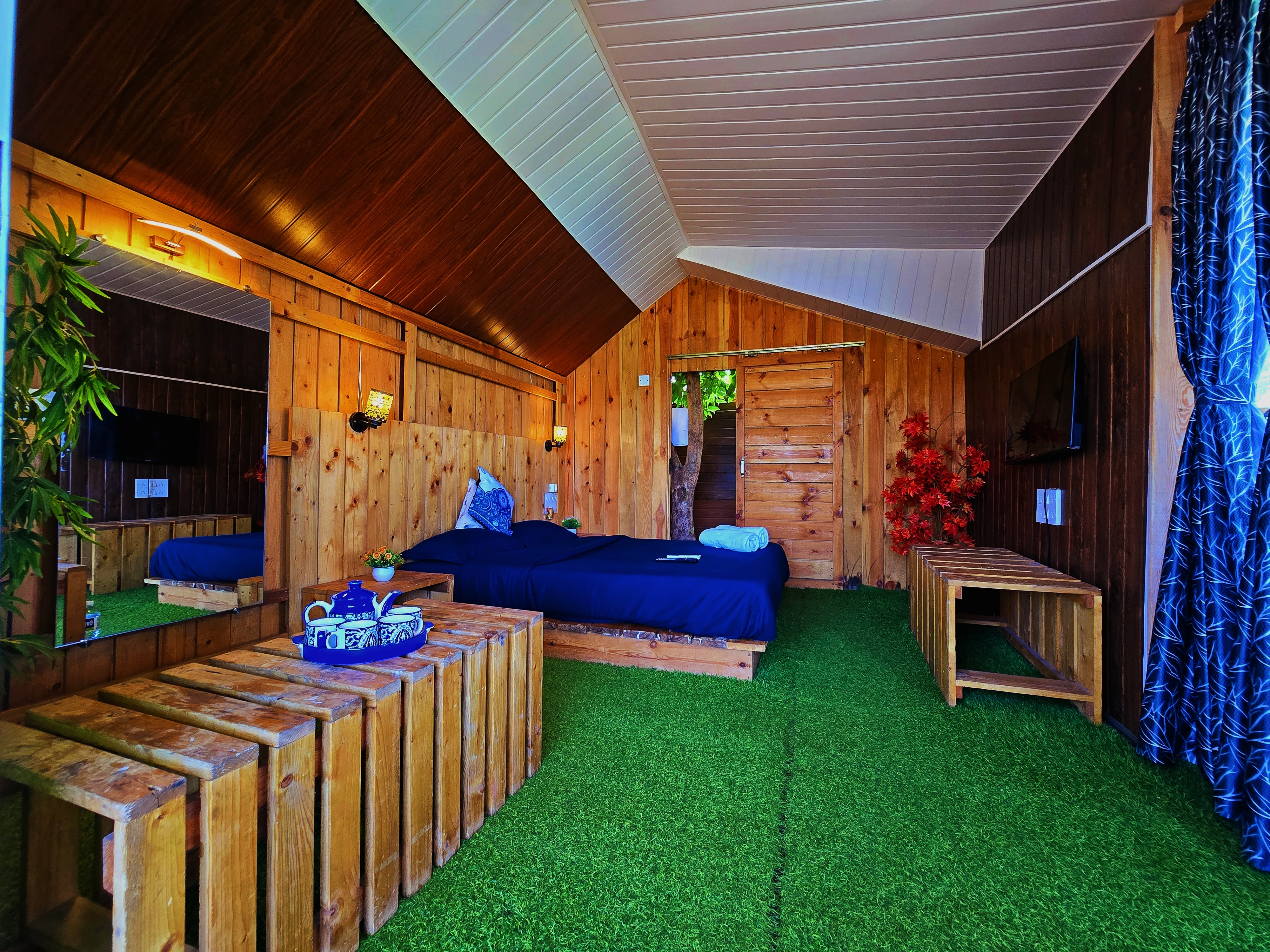 Treehouse - Tap to explore photos