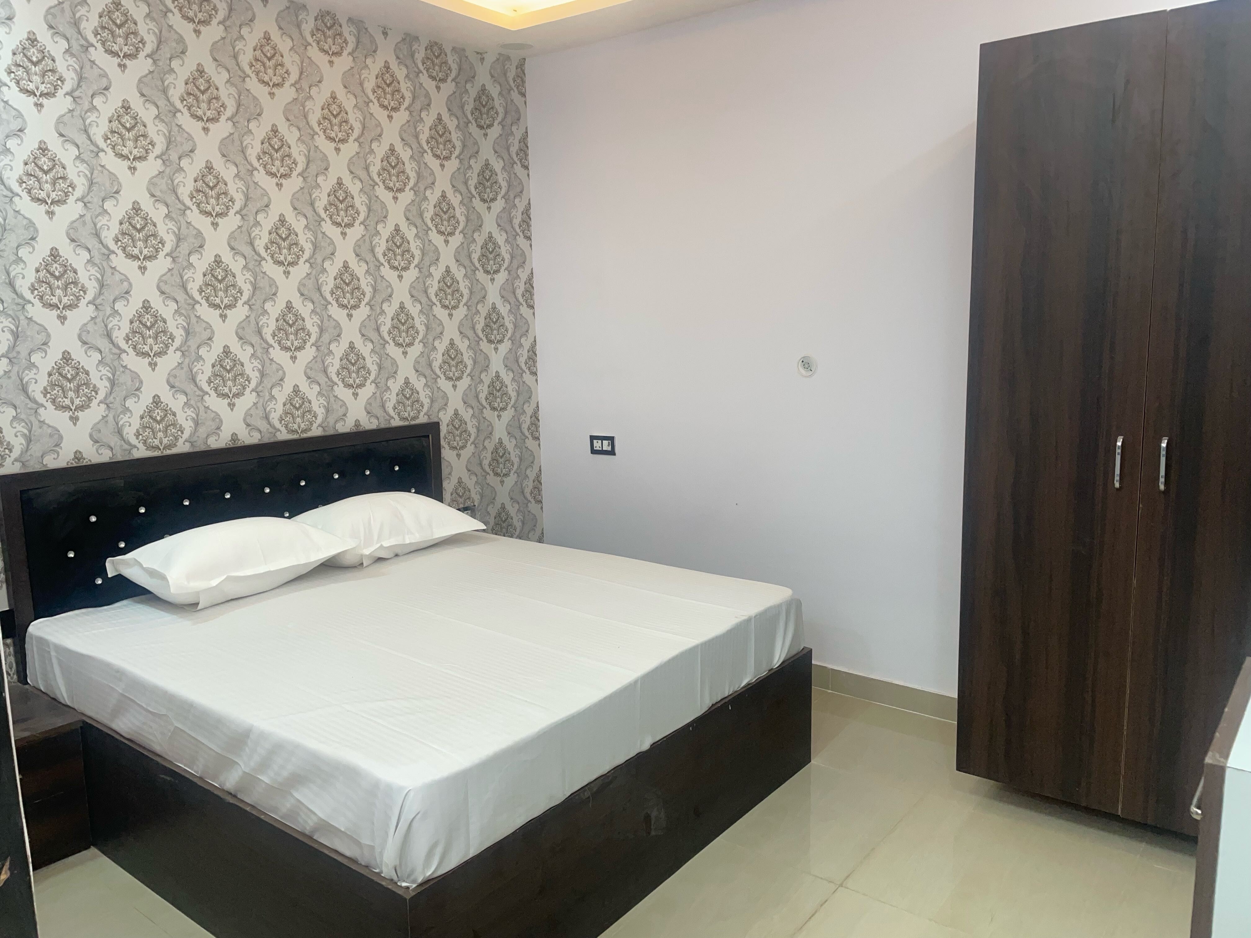 Hotel O Paras - Tap to explore photos