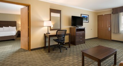 Best Western Holiday Hotel Room Type - Suite-1 King Bed, Non-Smoking, 2 Rooms, Sofabed, Microwave And Mini-Refrigerator, Full Breakfast